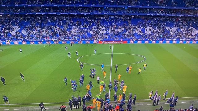 La invasión de campo en Cornellà-El Prat que precipita la huida de los jugadores del Barça / CAPTURA