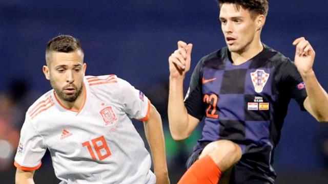 Jordi Alba disputa un balón con un futbolista de Croacia / EFE