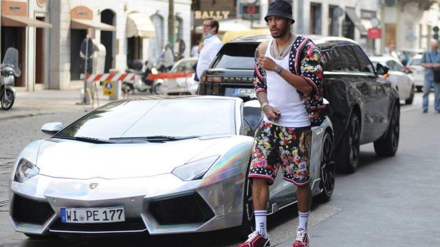 Aubameyang posa al lado de su Lamborghini / REDES