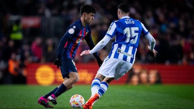 Pedri controla el balón ante la oposición de Rico / FCB