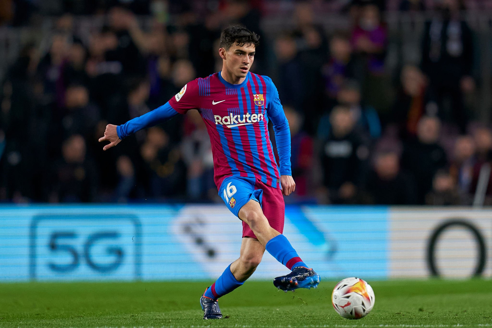 Pedri repartiendo el juego en el Camp Nou durante el Barça Sevilla REDES