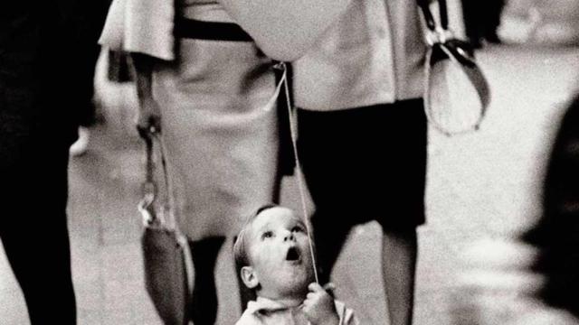 Un niño, en Calle Pelayo, (1962), de Xavier Miserachs / MISERACHS-LA FABRICA