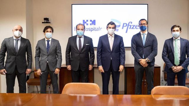 Carlos Granado, Customer Marketing de Pfizer España; Alberto López, Customer Marketing Lead de Pfizer España; Sergio Rodríguez, director general de Pfizer España; Dr. Juan Abarca Cidón, presidente de HM Hospitales; Dr. José María Castellano, director cien