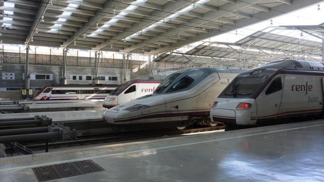 Varios trenes de Renfe, que oferta empleos