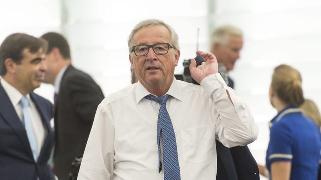 Jean-Claude Juncker, presidente de la Comisión Europea, a su llegada al Parlamento comunitario, donde hacía calor / EFE