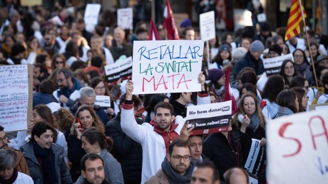 Médicos de Cataluña protestan con pancartas y batas blancas en una manifestación del sindicato Metges de Catalunya / EP