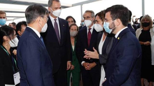 El presidente de la Generalitat, Pere Aragonès, saluda al Rey y al presidente de la República de Corea / EFE