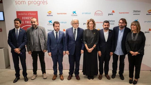El presidente de Foment del Treball, Josep Sánchez Llibre (c), junto a Damià Calvet, Javier Pacheco, Pere Aragonès, Àngels Chacón, Chakir El Homrani, Camil Ros y Núria Marín / EUROPA PRESS