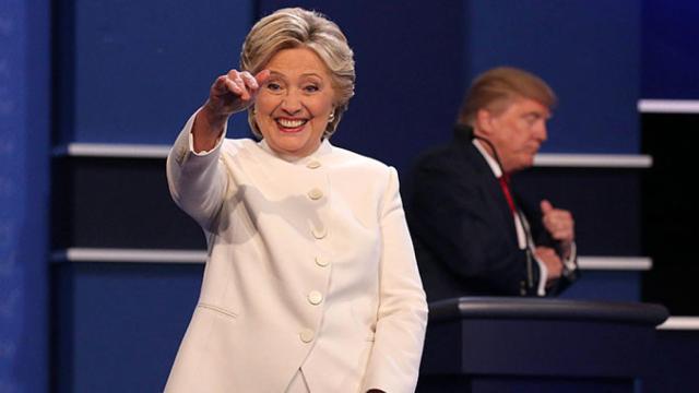 Hillary Clinton, la candidata demócrata a las elecciones de EEUU, y Donald Trump, el aspirante republicano, en el último debate antes de los comicios / EFE