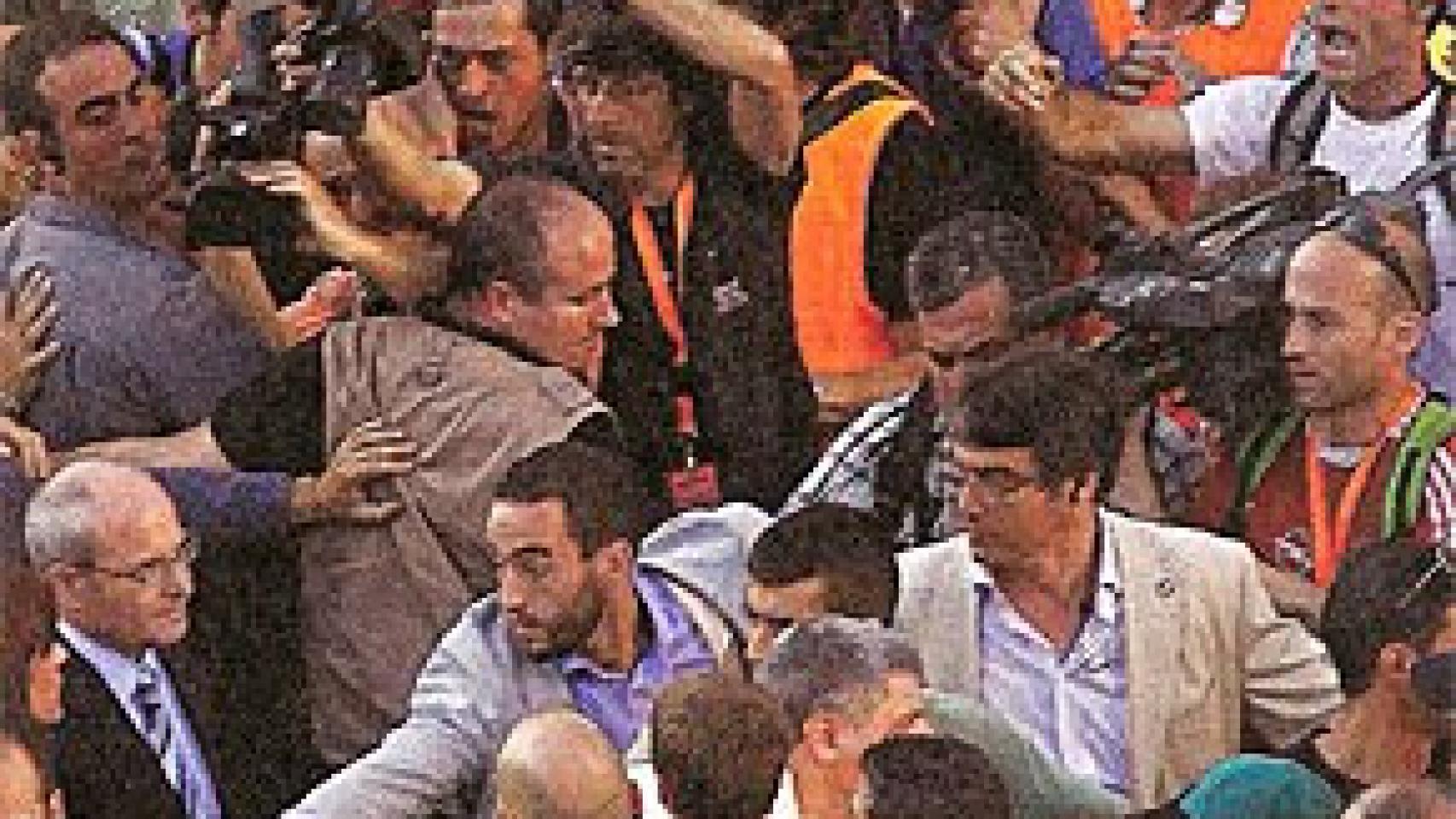 Montilla, increpado por manifestantes en la marcha de 2010, protegido por la policía