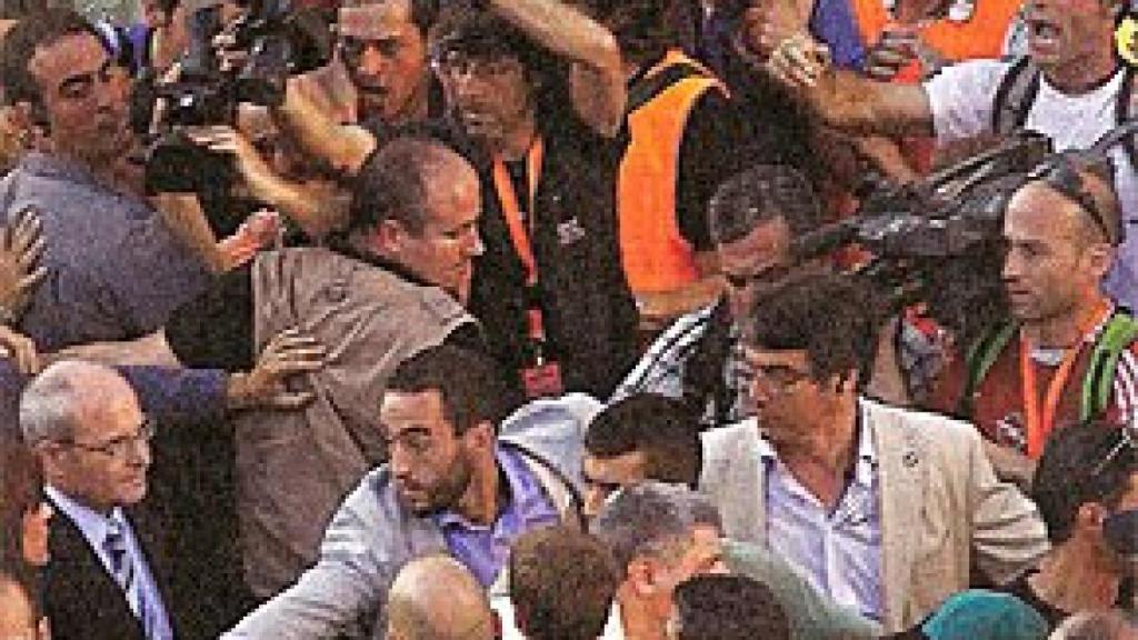 Montilla, increpado por manifestantes en la marcha de 2010, protegido por la policía