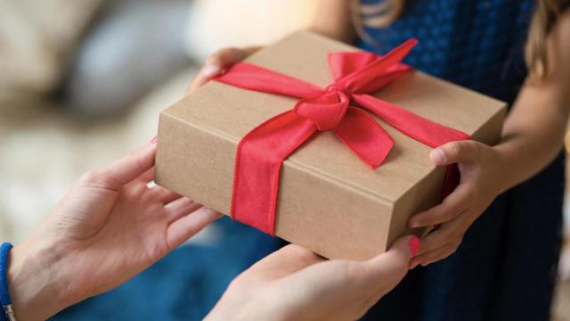 Entrega de un regalo envuelto