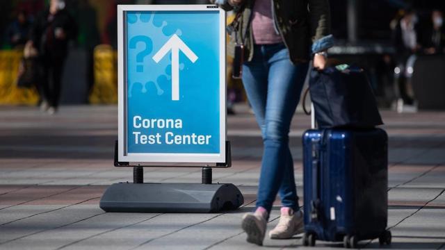 Una mujer camina por el aeropuerto de Múnich (Alemania) / Sven Hoppe (EP)