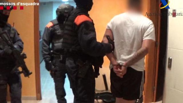 Agentes de los Mossos d'Esquadra con uno de los detenidos / MOSSOS D'ESQUADRA