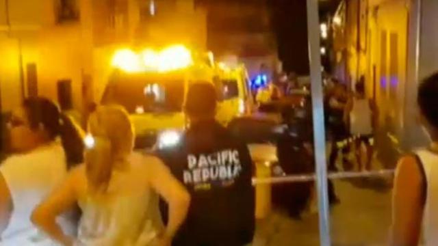 Una ambulancia en la calle de Cartago de Sabadell tras un tiroteo