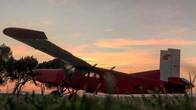 Una avioneta en el Aeródromo del Bages, en Sant Fruitós, que el Obispado de Vic ha parado / CG