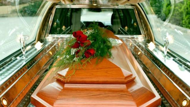 Imagen de un ataúd en el interior de un coche fúnebre / CG