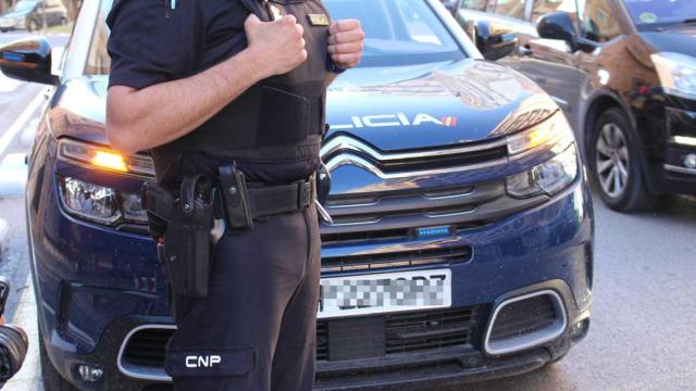 Un agente de la Policía Nacional, que ha desarticulado una organización criminal que traficaba con cocaína camuflada en azúcar / EUROPA PRESS