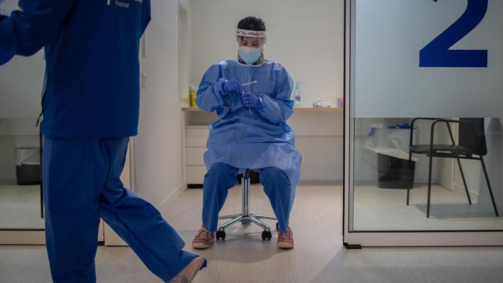 Una profesional sanitaria en el Hospital Vall d'Hebron