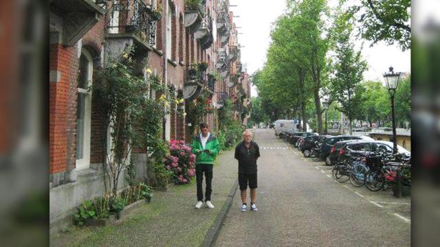 John Musetescu Werberg (i), con su padre de vacaciones en Holanda / CG
