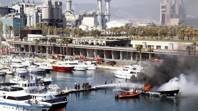 Imagen del segundo incendio que ha calcinado cuatro embarcaciones más en el Port Fòrum / EFE