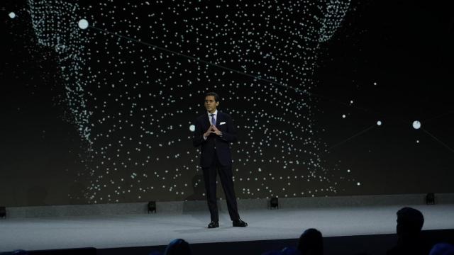 Álvarez Pallete durante la conferencia sobre cómo será el futuro postcovid, con Telefónica en el metaverso, en el MWC / LUIS MIGUEL AÑÓN (CG)