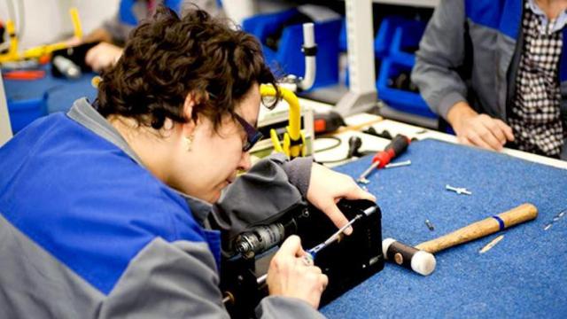 Una trabajadora con discapacidad en un USAP, los centros que reciben las subvenciones de la Generalitat y que han litigado / EFE