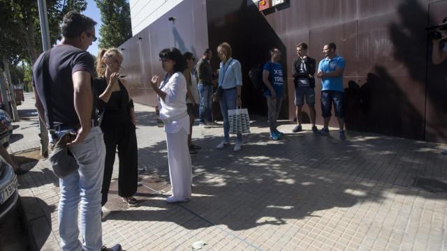 Trabajadores de Eulen poco antes de entrar a la asamblea de ayer donde se debía votar la propuesta de la mediación / EFE