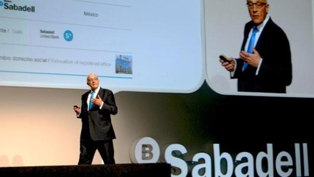Josep Oliu, presidente de Banco Sabadell, explica a los directivos que la rentabilidad del margen comercial de la entidad ha crecido el 5,3% / CG