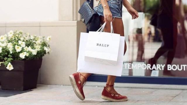 Mujer de compras en La Roca Village / LA ROCA VILLAGE