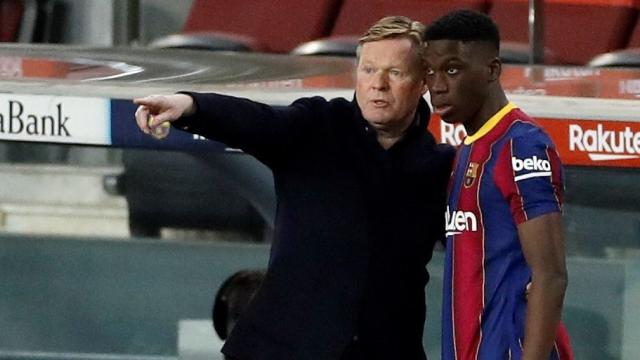 Koeman dando órdenes a Ilaix Moriba