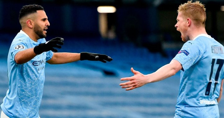 Mahrez y De Bruyne celebran un gol del Manchester City / EFE
