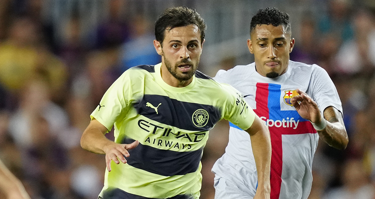 Bernardo Silva disputa el balón contra Raphinha, durante el Barça-Manchester City / EFE