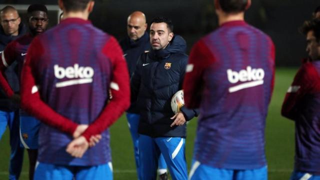 Xavi dando explicaciones en un entrenamiento del Barça / FCB