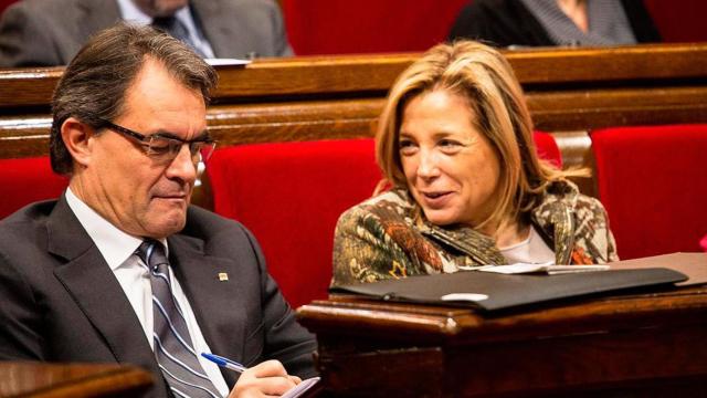 Imagen de Joana Ortega, exconsejera del Gobierno catalán inhabilitada por el 9N, junto al expresidente Artur Mas / EFE