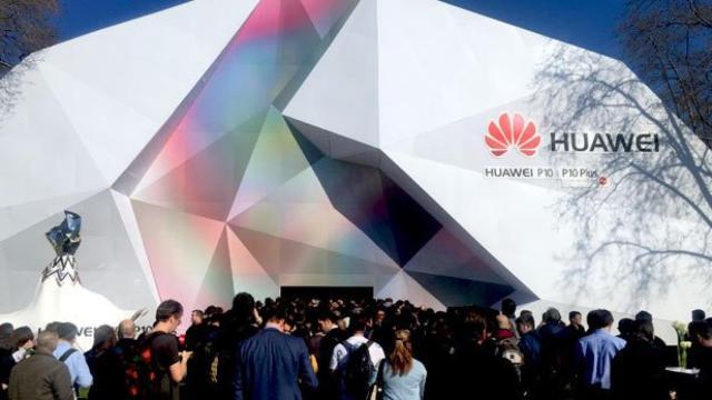 La cola de periodistas que se han quedado en la puerta del pabellón en el que Huawei ha presentado sus nuevos 'smartphones' en Barcelona / CG