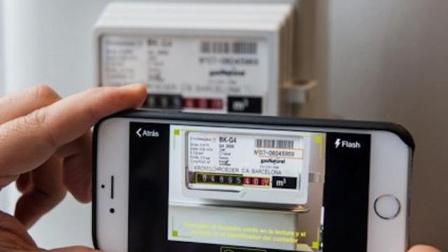 Una foto de un usuario haciendo una foto para la aplicación móvil de YoLeoGas