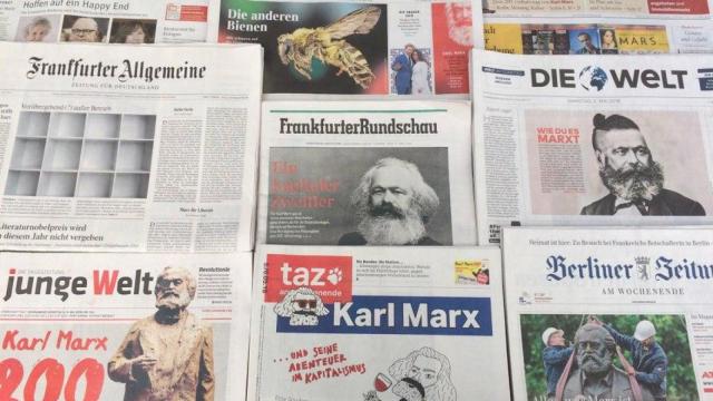 Periódicos alemanes en un kiosco
