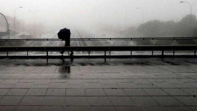 Una persona camina bajo la lluvia / EFE