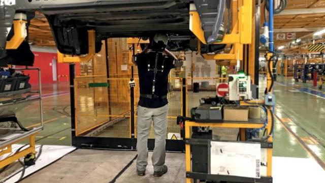 Un trabajador de Nissan en la factoría de la Zona Franca de Barcelona / NISSAN