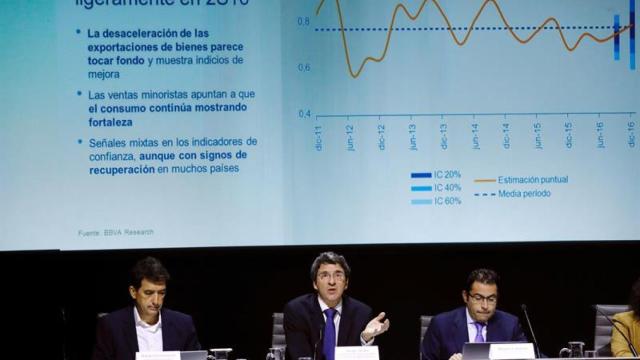 El economista jefe del BBVA, Jorge Sicilia (c), junto al economista jefe para España, Miguel Cardoso (d), y el responsable de análisis, Rafael Domenech (i), durante la presentación del informe del BBVA Research 'Situación España' / EFE