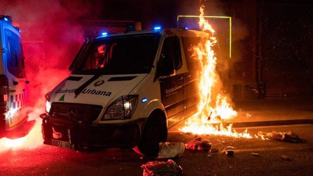 Imagen del ataque a un furgón de la Guardia Urbana en febrero de 2021 / EP