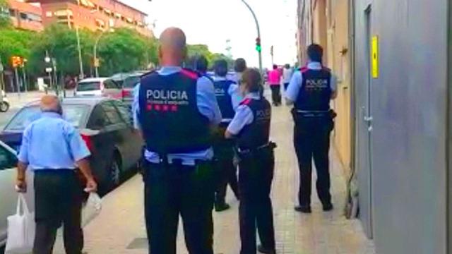 Varios 'mossos d'esquadra' delante de un supermercado Mercadona / CG