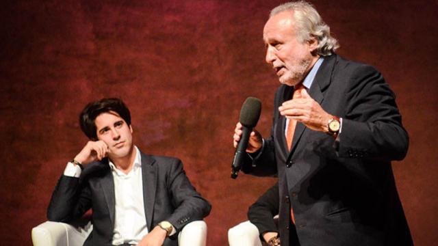 Antoni Fernández Teixidó, en la presentación del movimiento Lliures, es observado por Roger Montañola, otro de los impulsores de la plataforma / CG