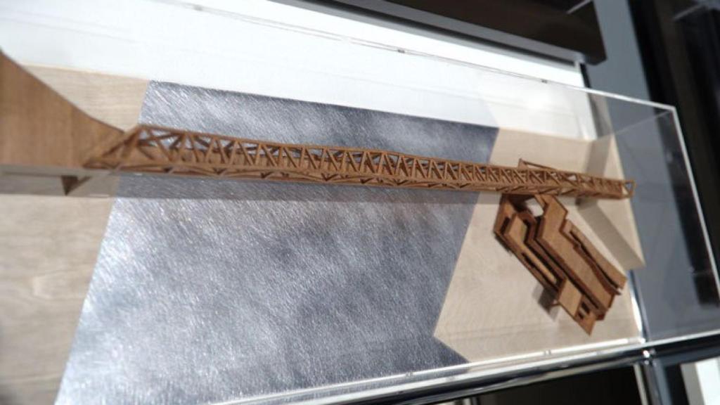 Maqueta del puente peatonal y edificio de Capitanía en el Parque del Fòrum de Barcelona