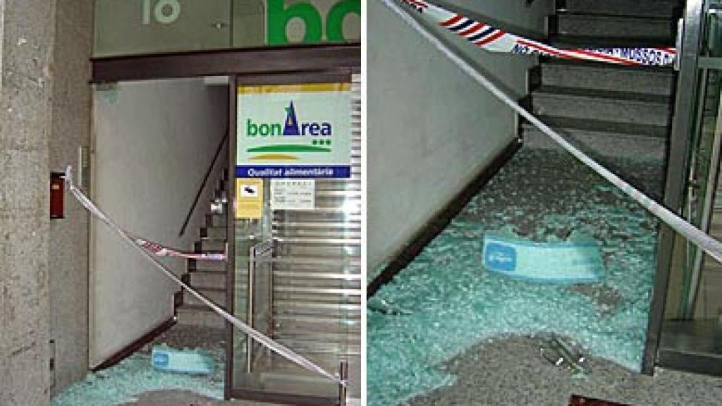 Entrada a la sede del PP de Tàrrega (Lérida), tras el ataque sufrido esta madrugada