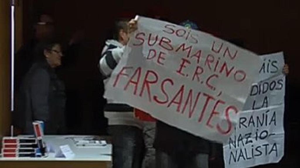 Radicales de Falange revientan un acto de Súmate