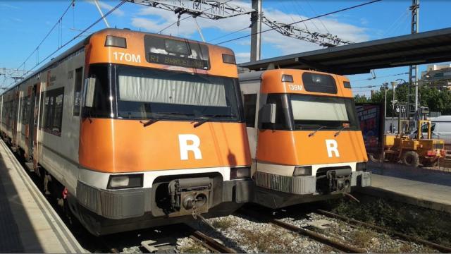 Dos trenes de Rodalies estacionados en la estación de l'Hospitalet de Llobregat de Rodalies