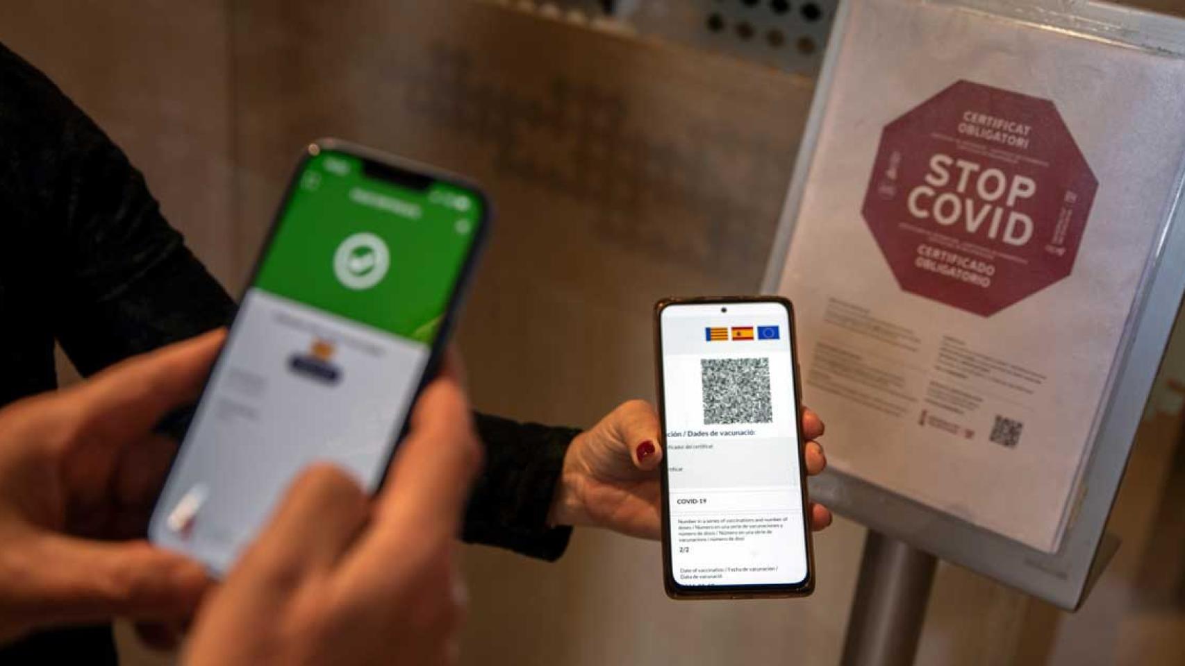 Un usuario muestra el pasaporte Covid / EUROPA PRESS