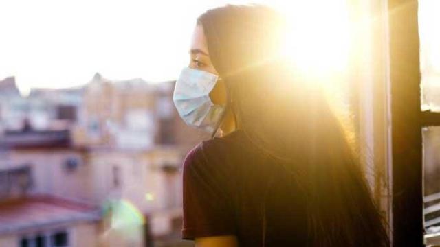 Una joven con la mascarilla, cuyo fin empeora los problemas mentales en adolescentes  / EP